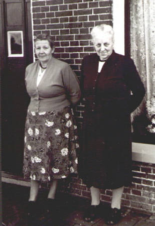  Rintsje Hanne, en Meinderd's Joukje, als buurvrouwen even op de foto. Zij woonden aan de Waltaweg nr.25 en 27